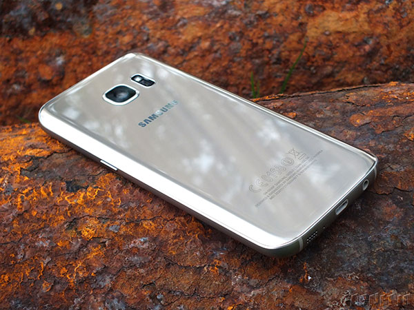 Samsung-Galaxy-S7-Review-in-Farnet-06