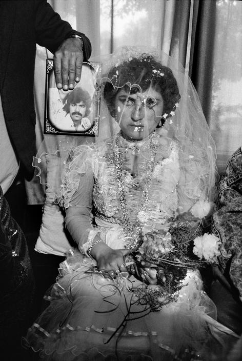 ازدواج غیابی: نامزد این زن به آلمان مهاجرت کرده است و تنها عکس او در این مراسم حضور دارد. کابل، افغانستان، ۱۹۹۲.