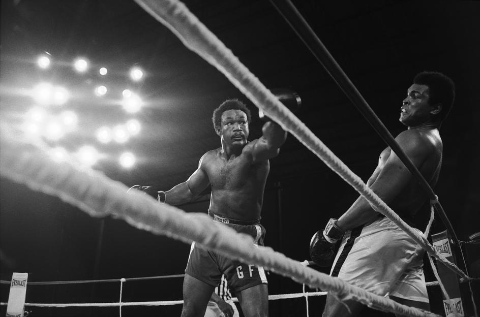 محمدعلی کلی، درحال جاخالی دادن از مشت جرج فورمن، در مسابقات قهرمانی بکس سنگین وزن جهان. علی در این مسابقه حریفش را ناک اوت کرده و برنده شد. کینشاسا، زعیر، ۳۰ اکتبر ۱۹۷۴.