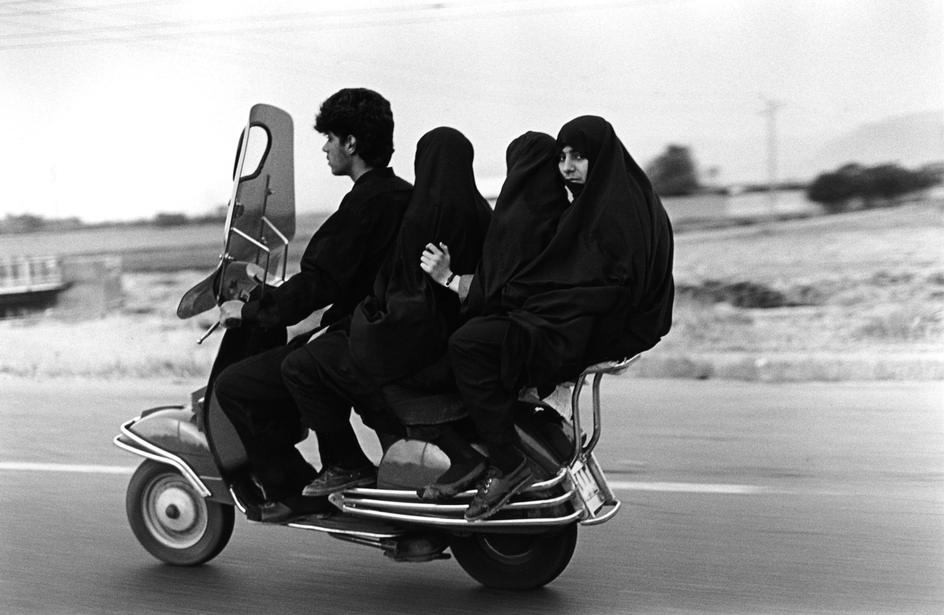 مرد جوان و ۳ دختر باحجاب، ۴ ترک بر روی موتور نشسته‌اند. شهرری، ایران، ۱۳۷۶.