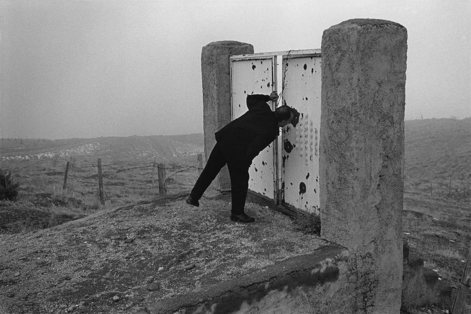 عباس کیارستمی، کارگردان ایرانی در تپه‌های اطراف تهران، که محل ساخت فیلم «طعم گیلاس» اوست. این فیلم جوایز بین‌المللی زیادی از جمله نخل‌طلای کن را از آن خود کرد. تهران، ایران، ۱۳۷۶.