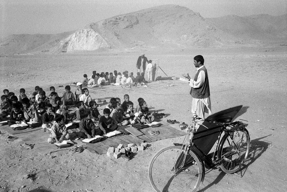 به دلیل کمبود جا در مدارس اهدایی ژاپن در روستا، کلاس‌ها در فضای باز برگزار می‌شود. تارا خیل، افغانستان.