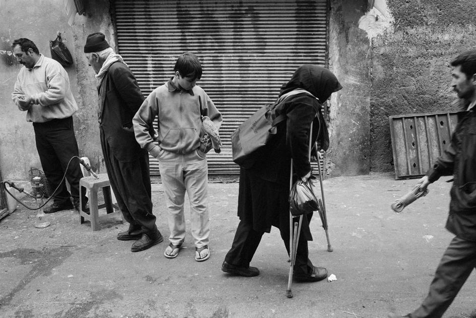 صحنه‌ای خیابانی در اطراف میدان شوش در جنوب پایتخت. تهران، ایران، ۱۳۸۳.