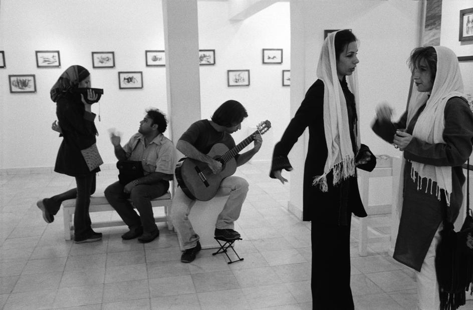 زویا توکلی و فرح ابولقاسمی، در افتتاحیه نمایشگاه نقاشی خود در گالری آریا درحال صحبت با یکدیگرند.تهران، ایران، ۱۳۸۲.