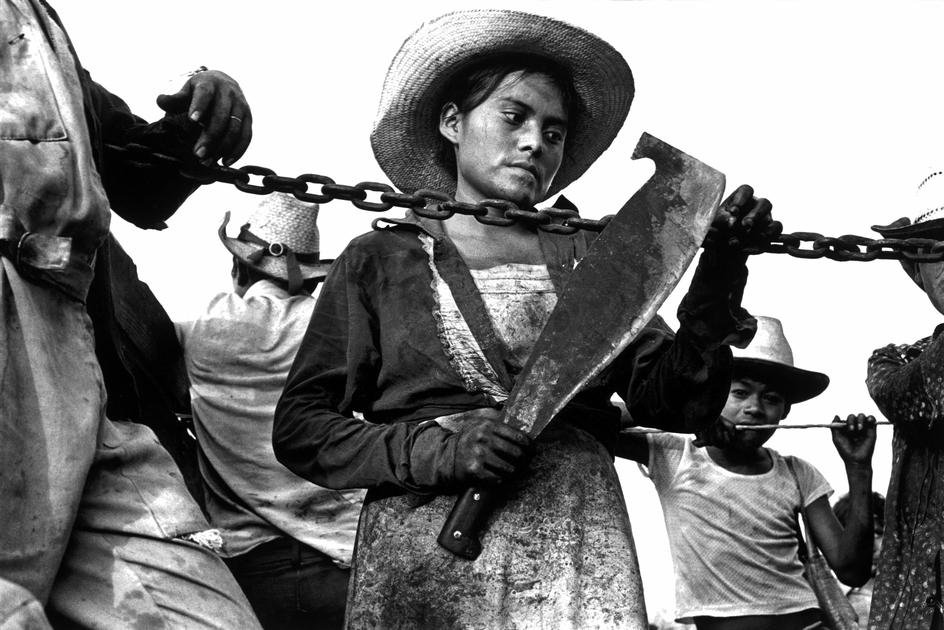 زن کشاورز، درحال حمل چاقوی بزرگ خود است. مورلوس، مکزیک، ۱۹۸۵.