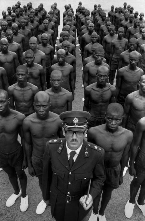 سرهنگ مالان، مدیر دانشکده پلیس سیاه‌پوستان، به همراه دانشجویان خود. هامانسکرال، آفریقای جنوبی، ۱۹۷۸.